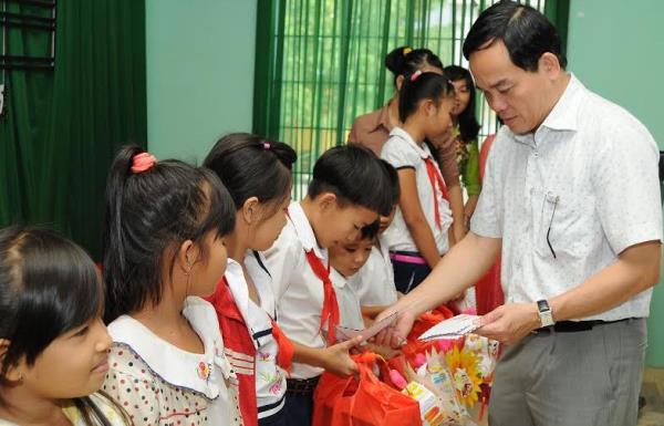 Bí thư Tỉnh ủy Tây Ninh Trần Lưu Quang tặng quà trung thu cho trẻ em 
